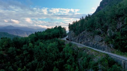 Explore a rota panorâmica de tirar o fôlego pelas majestosas montanhas e florestas exuberantes da Noruega