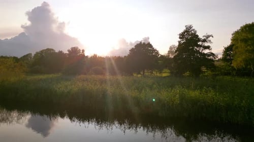 Luftaufnahme des Sonnenuntergangs über dem See