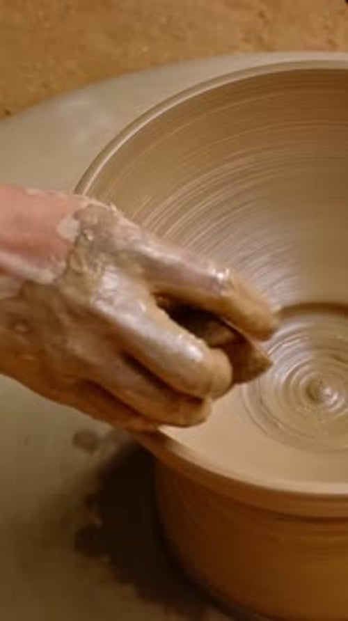 Les mains de potier façonnent l'argile sur un tour de potier, pot à lancer, artisanat, cruche, Rajasthan, Inde