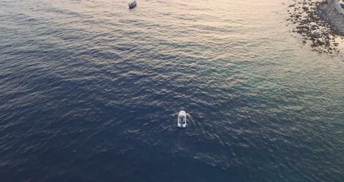 Vue aérienne : Un bateau près du port de Molyvos, Lesbos.