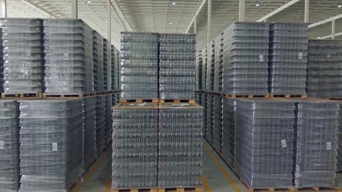 À l'intérieur d'une immense installation de production de boissons et d'un entrepôt de stockage d'embouteillages