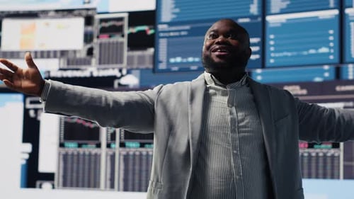 Un directeur exécutif noir réfléchit à une nouvelle stratégie pour augmenter les bénéfices de l'entreprise