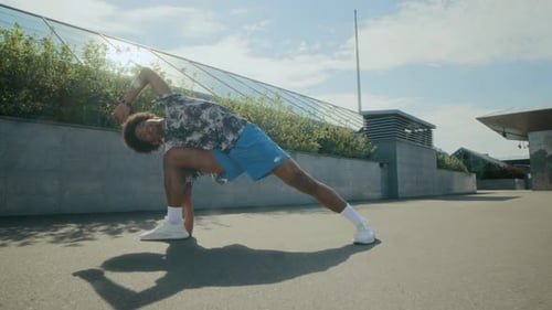 Jovem se alongando em pose de ângulo lateral estendido ao ar livre