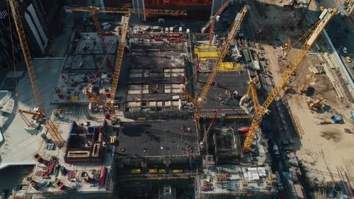 Grúas y equipos en el sitio de construcción del centro de oficinas
