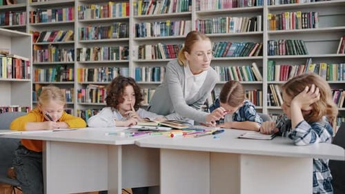Lehrer arbeitet gerne mit Schülern der Grundschule