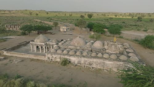 Ruines du temple jaïn de Nagarparkar au milieu d'un paysage désertique sauvage au coucher du soleil, province du Sind,