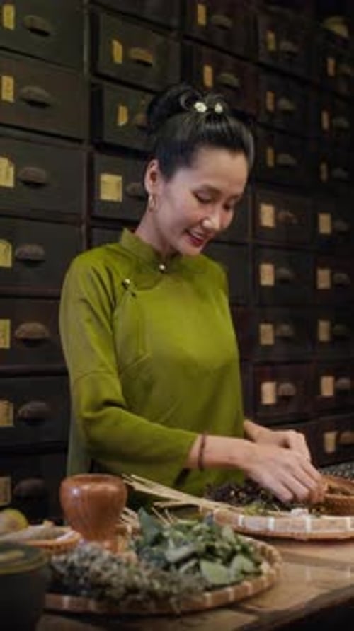 Fitoterapeuta feminina fazendo receita de ervas na Old Asian Pharmacy