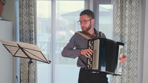 Auteur-compositeur-interprète enregistrant le teaser d'une pièce originale pour accordéon à la maison