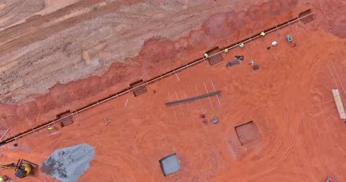En el curso de la construcción de un gran proyecto de construcción, es necesario cavar trincheras para colocar el
