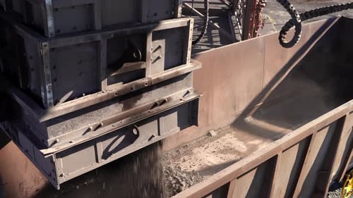 Lump ore rail loader