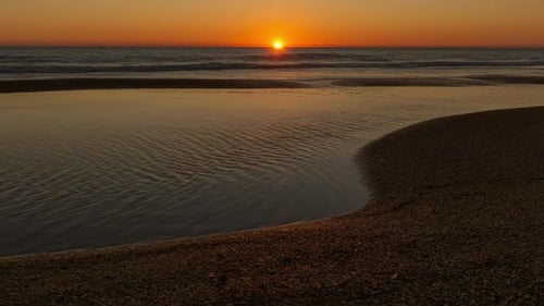 Meereslandschaft mit Sonnenuntergang am Strand