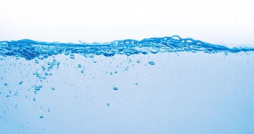 Viele Blasen im Wasser aus nächster Nähe, abstrakte Wasserwelle mit Blasen in Zeitlupe