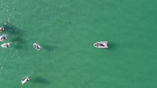 Kleines Gummiboot fährt langsam in einer ruhigen Bucht des Mittelmeers