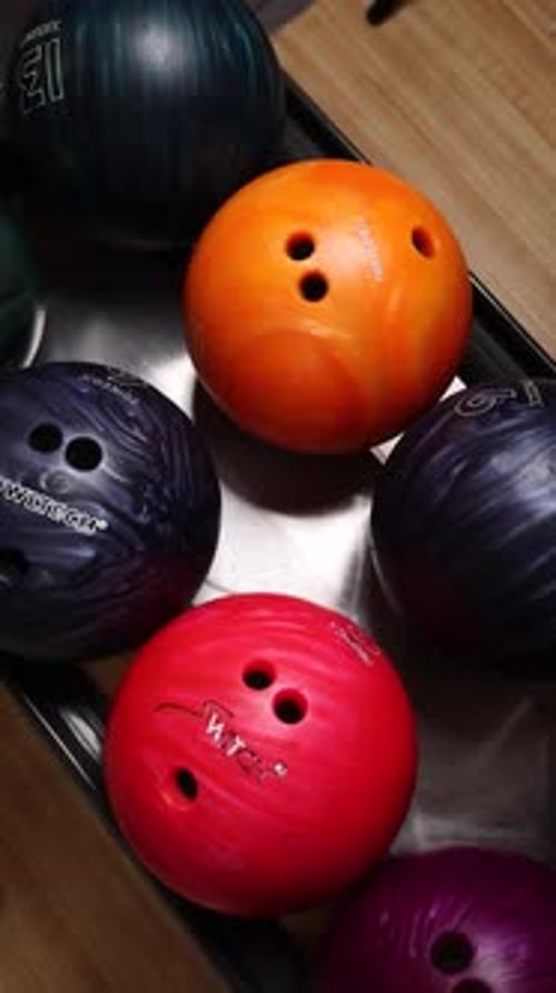 Ein Mädchen spielt Bowling. Nahaufnahme