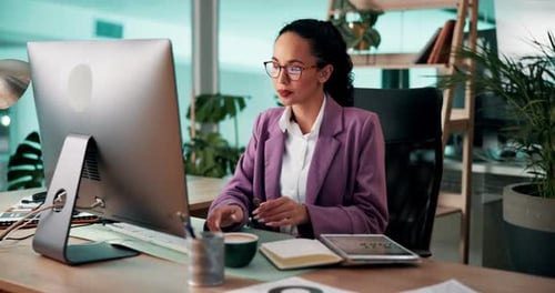Pause, café et ordinateur avec une femme d'affaires au bureau pour terminer la tâche administrative