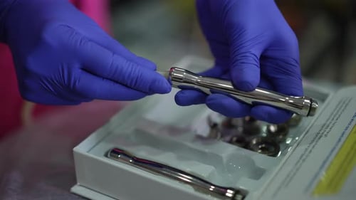 Contrôle qualité approfondi du processus d'assemblage des instruments chirurgicaux