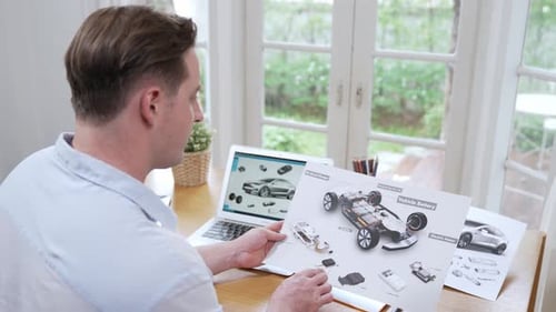 Un
designer automobile analyse soigneusement un prototype de voiture. Fastidieux