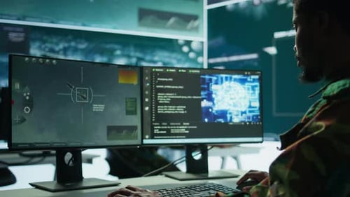 Cybersicherheitsexperte beaufsichtigt die Erfassung von Informationen durch KI Brain