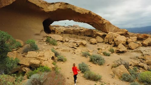 Der berühmteste Felsbogen auf Teneriffa (Kanarische Insel, Spanien) ist Arco De Tajao.