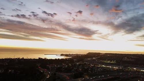 Hyperlapse der Autobahn aus der Luft mit einem Strandsonnenuntergang im Hintergrund