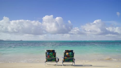 Tropischer Hintergrund im Urlaub Zwei Stühle am weißen Sandstrand und klares blaues Wasser an einem sonnigen Tag