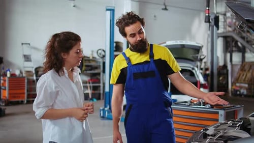 Der Mechaniker führt die Wartung des Kundenfahrzeugs durch