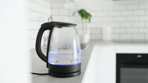 Durchsichtiger Wasserkocher mit Wasser