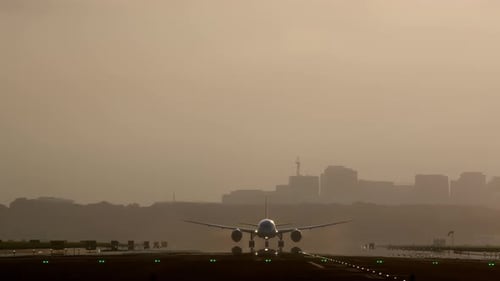 Flugzeug beschleunigt die Landebahn hinunter und startet in den Himmel
