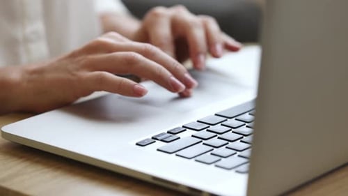 Freelancer arbeitet von zu Hause aus an einem Laptop Weibliche Hände im Rahmen