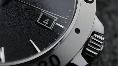 Relógio mecânico automático com ponteiros girando