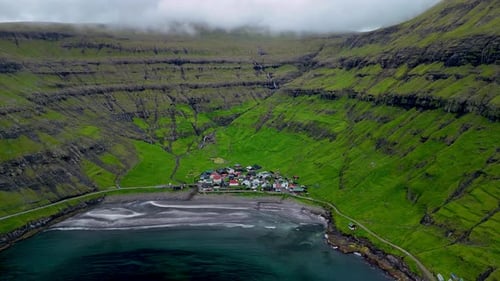 La majestueuse ville de Tjornuvik avec ses falaises Théâtrales et ses plages tranquilles aux Îles Féroé