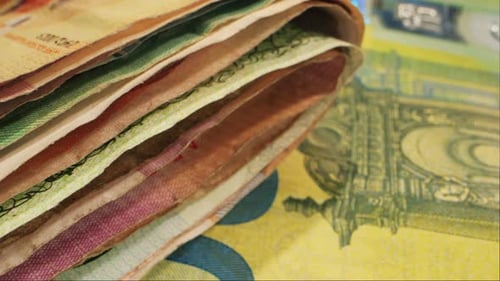 Nahaufnahmen verschiedener Geldscheine mit Mahatma Gandhi, darunter Rupien und Eins Dollar