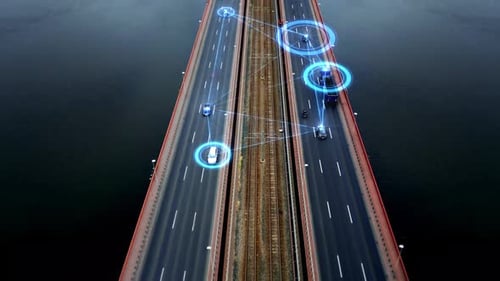 Los coches inteligentes conectados de forma inalámbrica con sensores automáticos se mueven por la carretera.