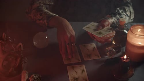 Wahrsagerei auf Tarotkarten bei Kerzenschein Magisches Setting