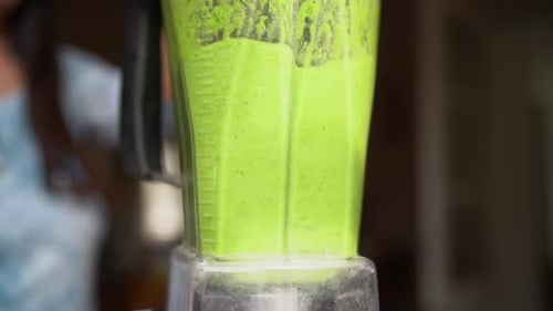 Bio-Grüngemüsesaft mit einem Küchenmixer zubereiten. Nahaufnahme