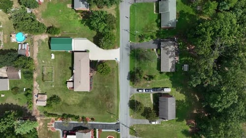 Typisches amerikanisches Vorstadtviertel mit Einfamilienhäusern und grünen Gärten im Sommer. Luftverdeck