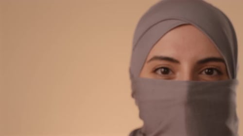 Retrato de una mujer musulmana de ojos marrones en el niqab