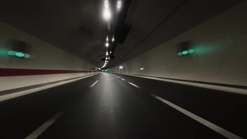 Conduite de voiture dans un tunnel sur l'autoroute