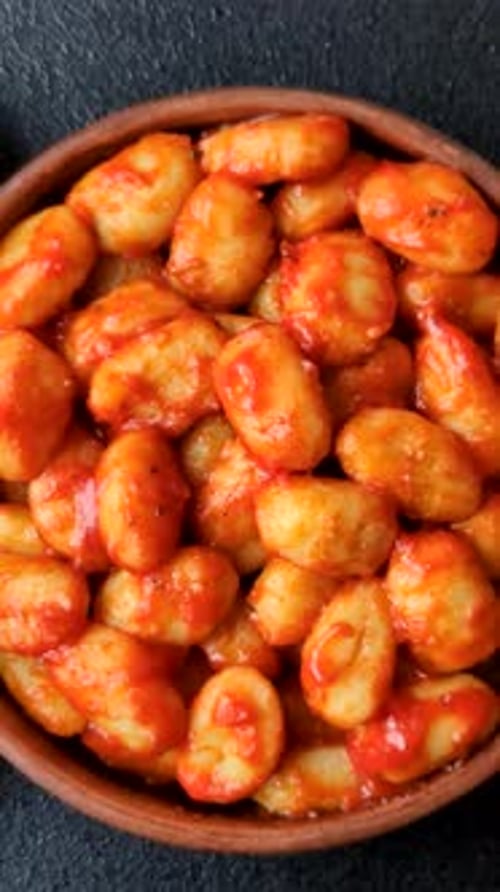 Gnocchis de pommes de terre faits maison avec sauce bolognaise, assaisonnés de sel et d'épices. Gnocchis
en sauce
