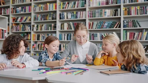 Blonde Lehrerin spricht mit Kindern bei außerschulischen Aktivitäten