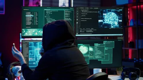 Hacker stecken USB-Stick in den Computer, nachdem er es geschafft hat, vertrauliche Daten zu stehlen