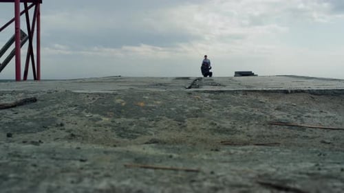 Fischer fischen zusammen am Flusspier mit Rutennetz auf grauer Wolke