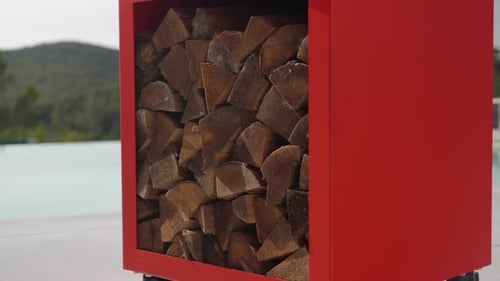 bûches fraîchement coupées et placées dans un contenant pour les faire sécher avant de les utiliser au bord d'une piscine