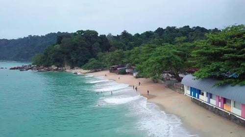 Luftaufnahme des Strandes von Pangkor Island am Abend, Malaysia