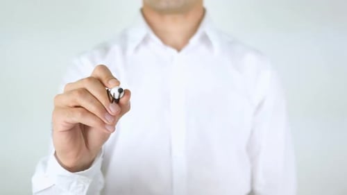Nous facilitons l'écriture sur verre par un homme
