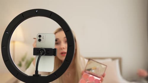 Vídeo tutorial de belleza y cosmética para una mujer joven haciendo contenido. Relajarse