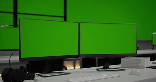 Zwei Schein-Greenscreen-Desktops auf den Tischen vor einem großen horizontalen Greenscreen-Mock-up