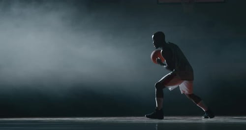 Filmmusik Zeitlupenaufnahme eines jungen afrikanischen Profispielers, der Basketball trainiert