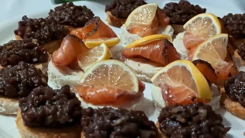 Vorspeisen mit Lachs und Brot, garniert mit frischem Fisch, Zitrone und herzhafter Beilage