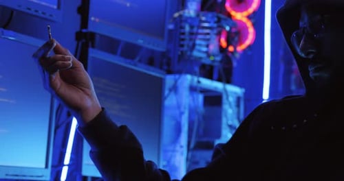 Ein männlicher Hacker benutzt einen Computer, um Daten zu hacken und Lösegeld von den Opfern zu verlangen.